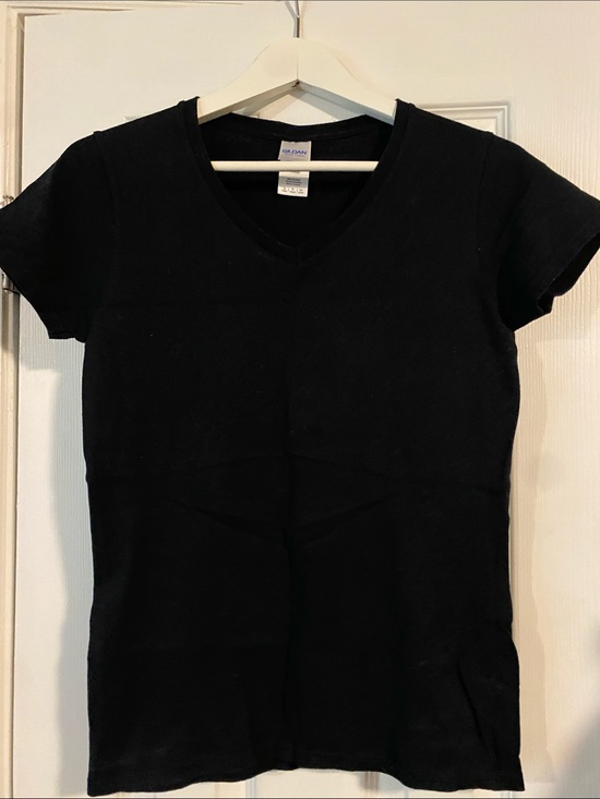 Gildan Tops - Gildan woman’s Black V-Neck Short Sleeve Tee